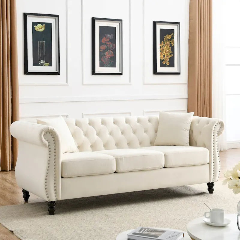 Canapé 80 pouces en velours beige pour salon, canapé 3 places capitonné avec accoudoirs enroulés et clous décoratifs, deux coussins
